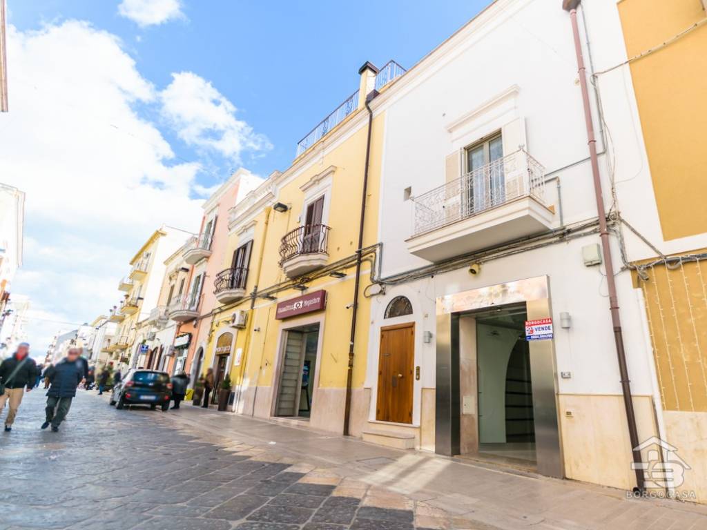negozio in vendita a Manfredonia in zona Centro Storico