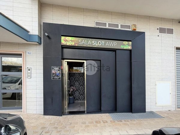 locale commerciale in vendita a Manfredonia