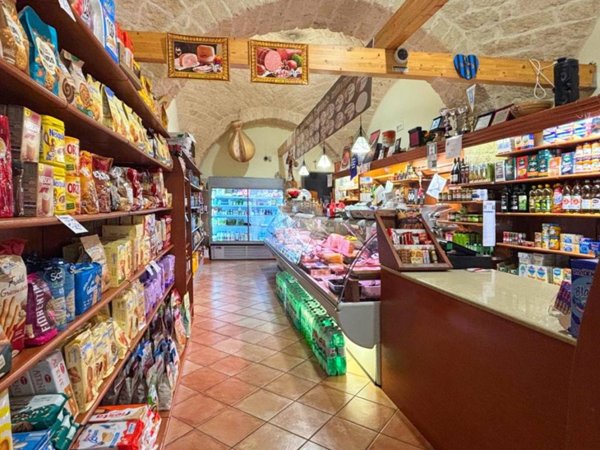 negozio in vendita a Manfredonia in zona Centro Storico