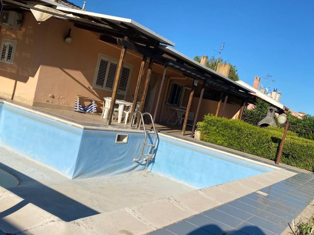 casa indipendente in vendita a Manfredonia in zona Sciali