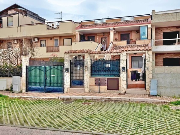 casa indipendente in vendita a Manfredonia in zona Pastini