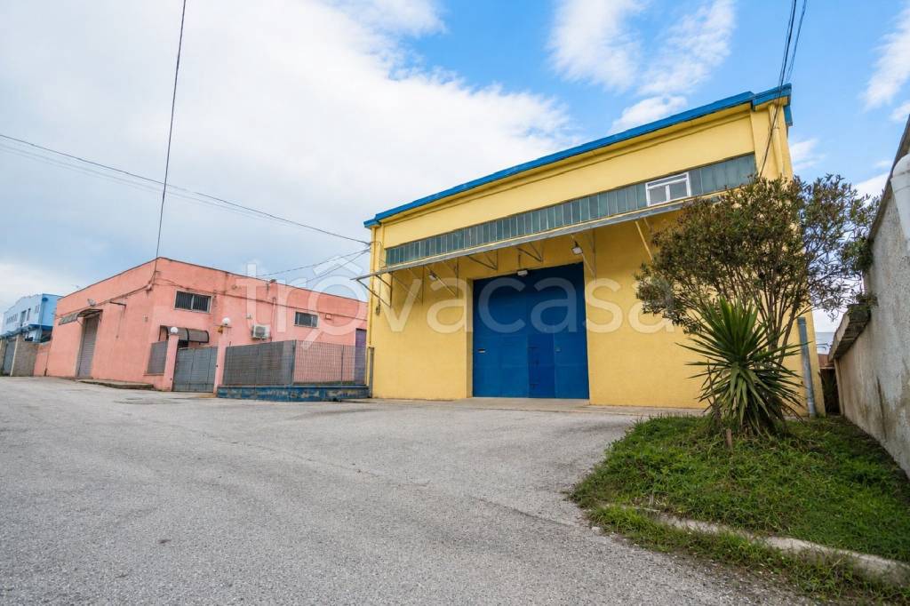 locale commerciale in vendita a Manfredonia