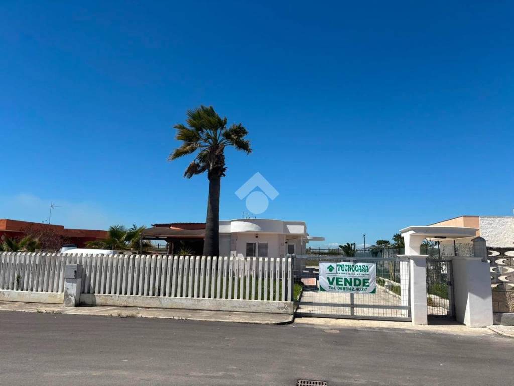 casa indipendente in vendita a Manfredonia in zona Ippocampo