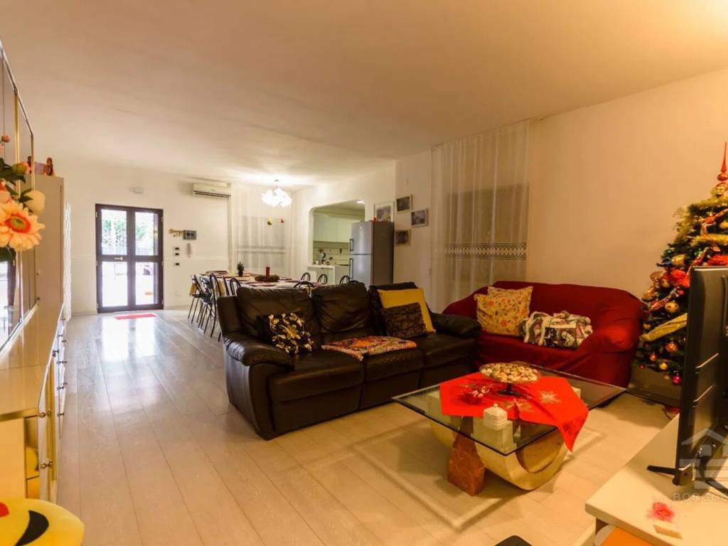 casa indipendente in vendita a Manfredonia in zona Sciali