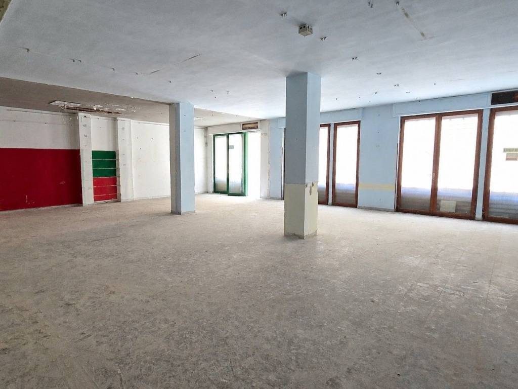 negozio in vendita a Manfredonia in zona Centro Storico