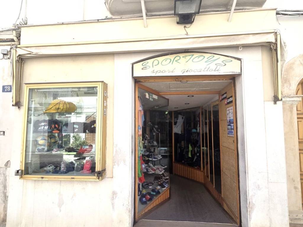 negozio in vendita a Manfredonia in zona Centro Storico
