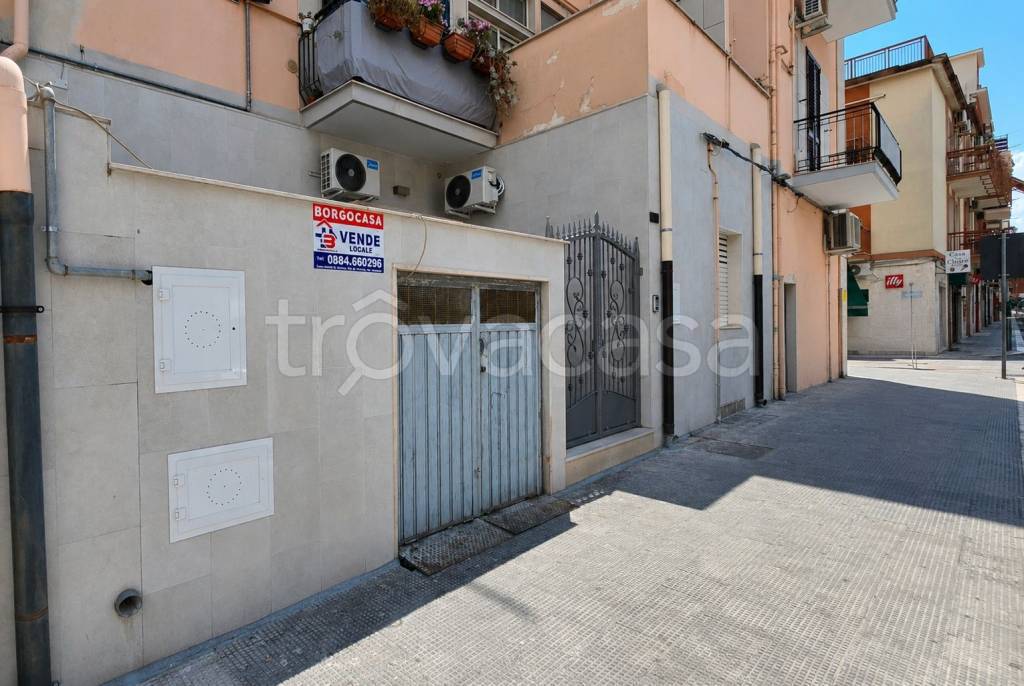 locale commerciale in vendita a Manfredonia