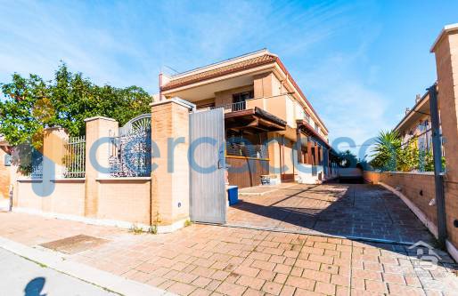casa indipendente in vendita a Manfredonia in zona Pastini