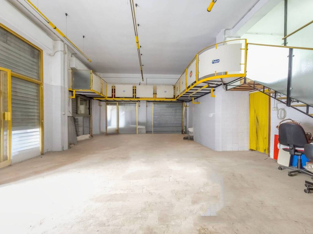 locale commerciale in vendita a Manfredonia