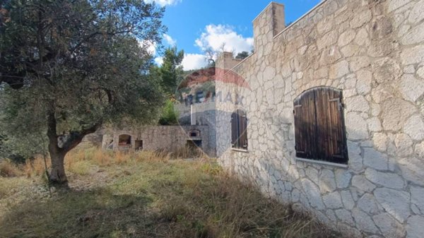 casa indipendente in vendita a Mattinata
