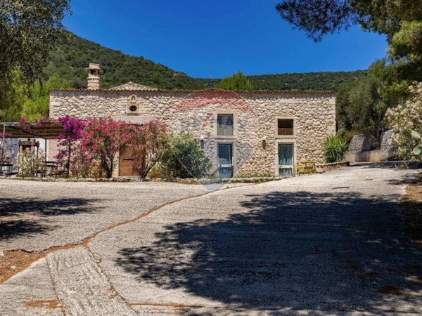 casa indipendente in vendita a Mattinata