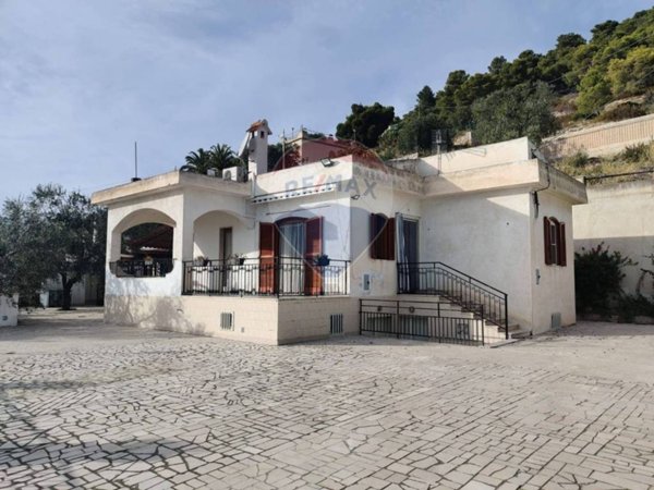 casa indipendente in vendita a Mattinata