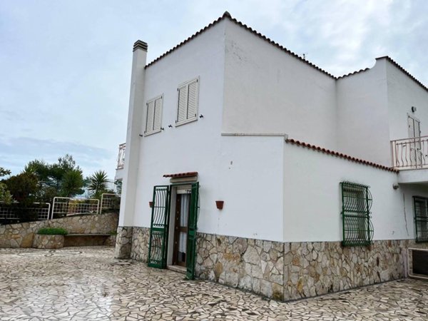 casa indipendente in vendita a Mattinata