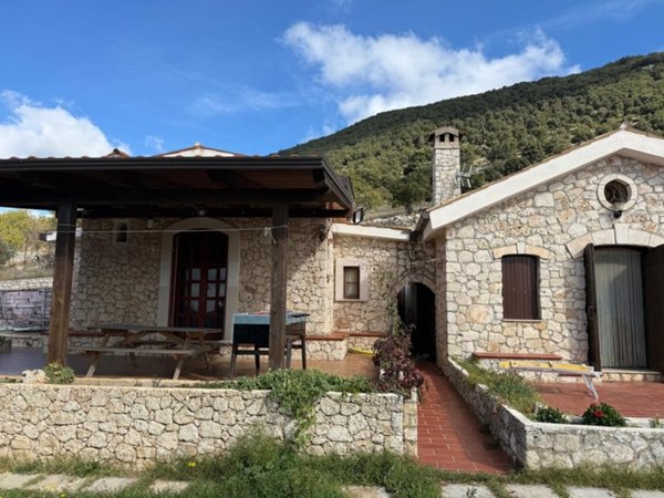 casa indipendente in vendita a Mattinata