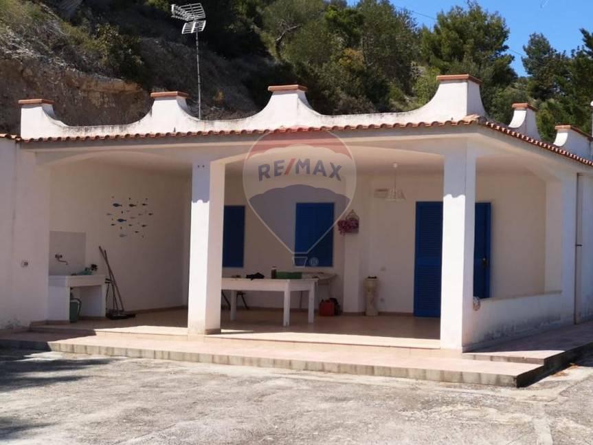 casa indipendente in vendita a Mattinata