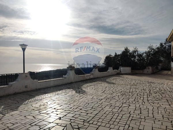 casa indipendente in vendita a Mattinata