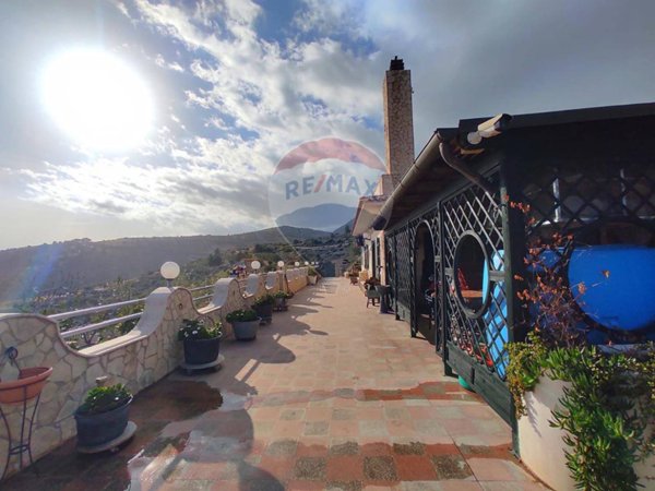 casa indipendente in vendita a Mattinata