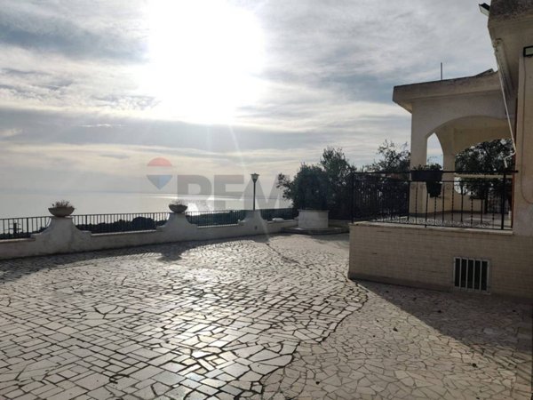 casa indipendente in vendita a Mattinata
