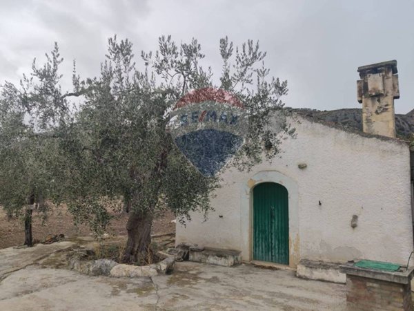 locale di sgombero in vendita a Monte Sant'Angelo