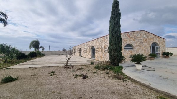 locale commerciale in vendita ad Orta Nova