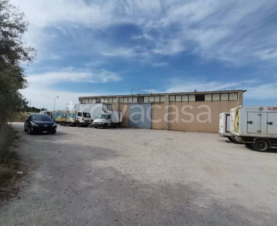 locale commerciale in vendita a Poggio Imperiale