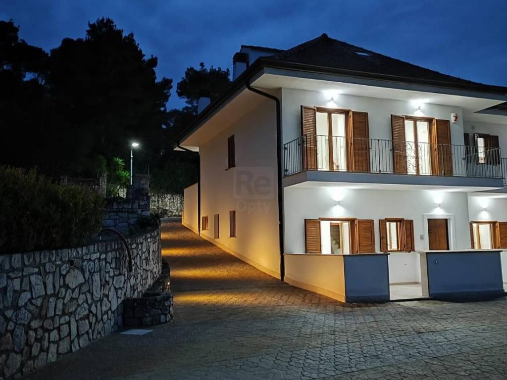 casa indipendente in vendita a Rodi Garganico