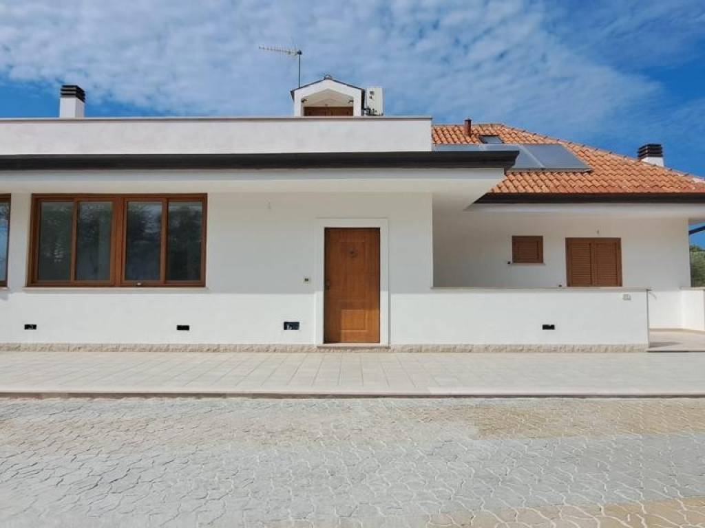 casa indipendente in vendita a Rodi Garganico