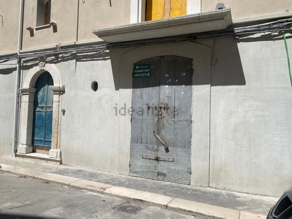 locale commerciale in vendita a San Severo