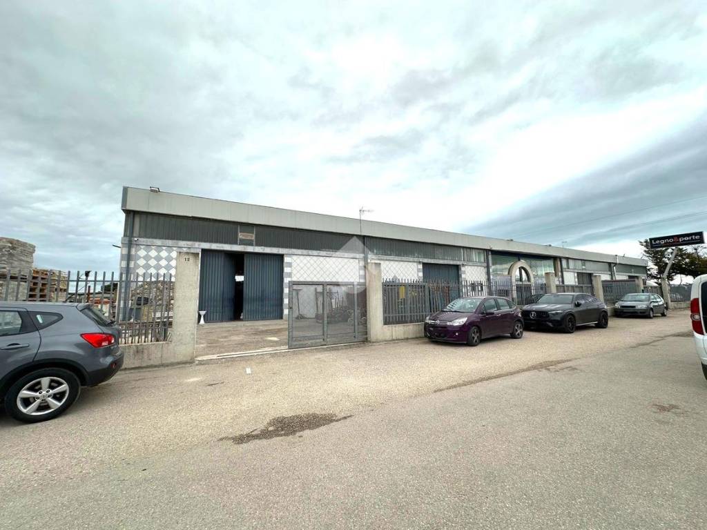 locale commerciale in vendita a San Severo