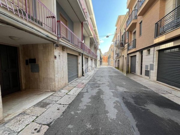 locale commerciale in vendita a San Severo