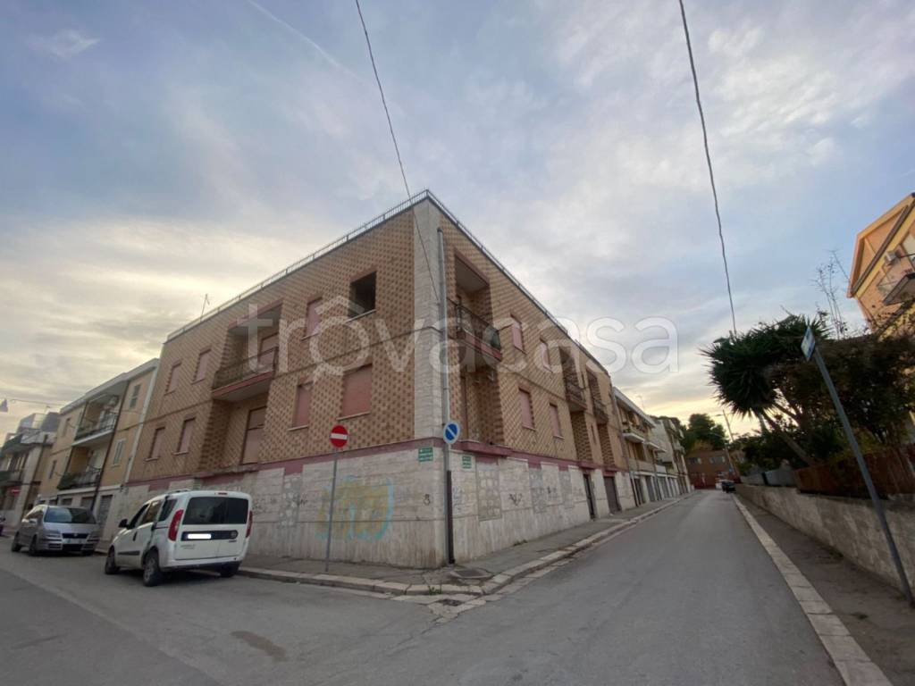 locale commerciale in vendita a San Severo