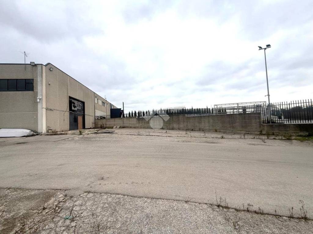 locale commerciale in vendita a San Severo