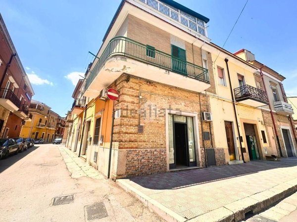locale commerciale in vendita a San Severo