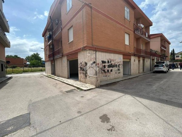 locale commerciale in vendita a San Severo