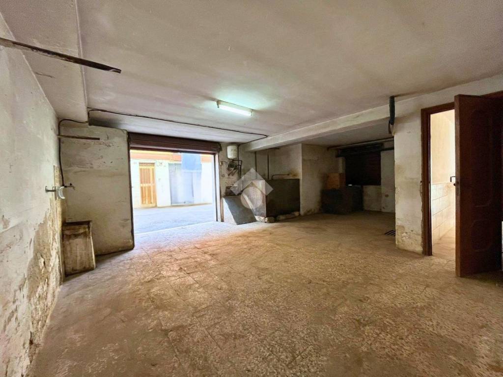 locale commerciale in vendita a San Severo