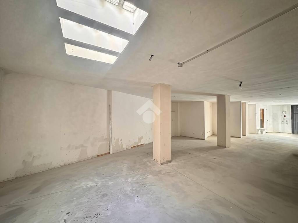 locale commerciale in vendita a San Severo