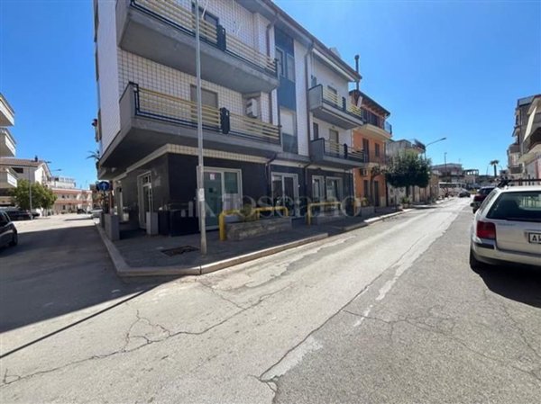 locale commerciale in vendita a Stornara