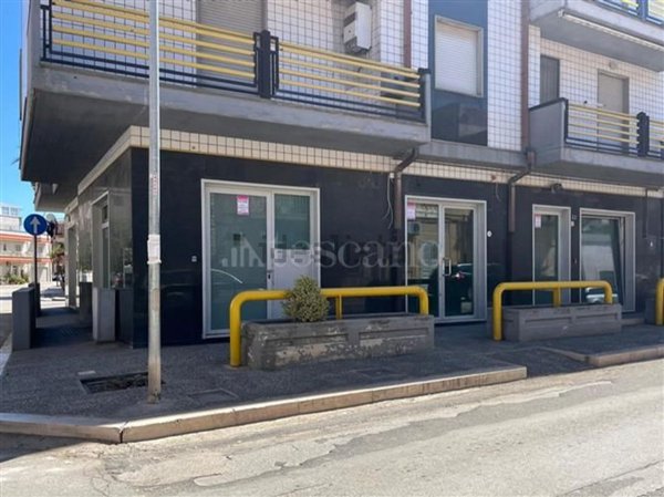 locale commerciale in vendita a Stornara