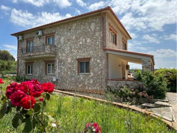 casa indipendente in vendita a Vico del Gargano
