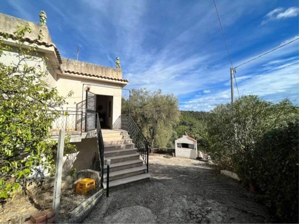 casa indipendente in vendita a Vico del Gargano in zona San Menaio
