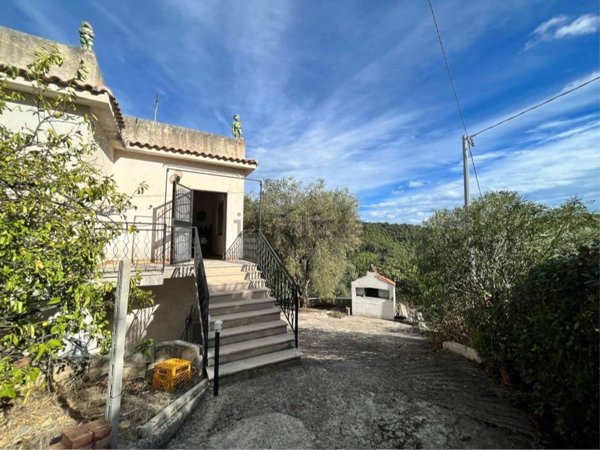 casa indipendente in vendita a Vico del Gargano in zona San Menaio