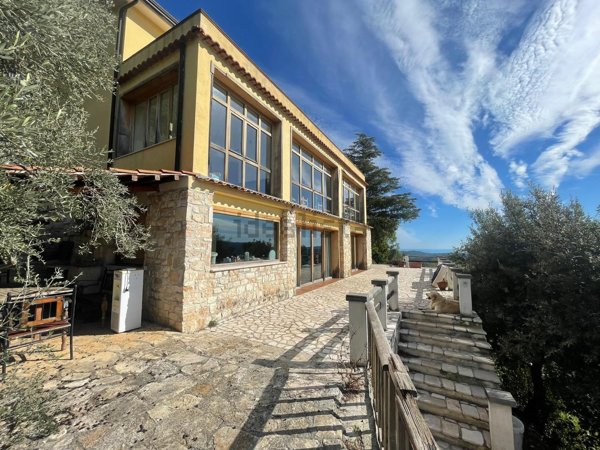 casa indipendente in vendita a Vico del Gargano