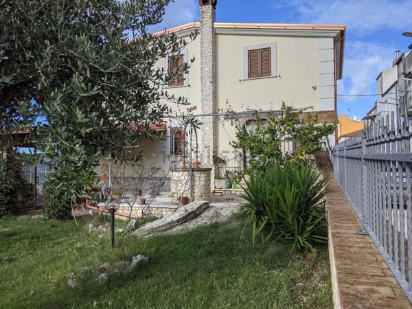 casa indipendente in vendita a Vico del Gargano