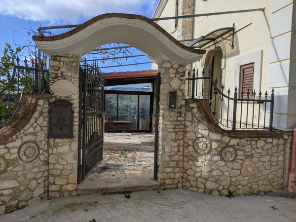casa indipendente in vendita a Vico del Gargano