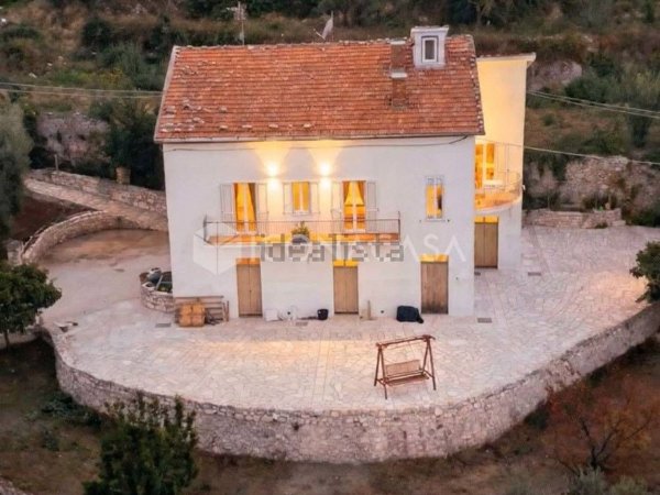 casa indipendente in vendita a Vico del Gargano