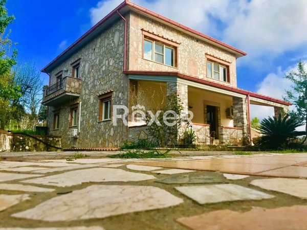 casa indipendente in vendita a Vico del Gargano