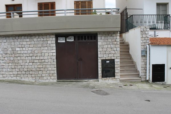 locale commerciale in vendita a Vico del Gargano in zona San Menaio