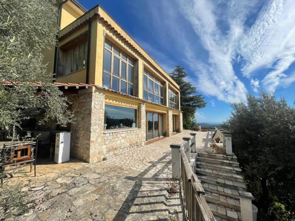 casa indipendente in vendita a Vico del Gargano