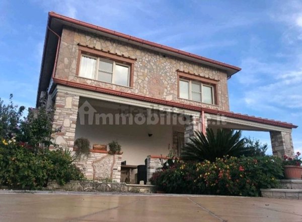 casa indipendente in vendita a Vico del Gargano