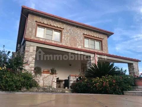 casa indipendente in vendita a Vico del Gargano
